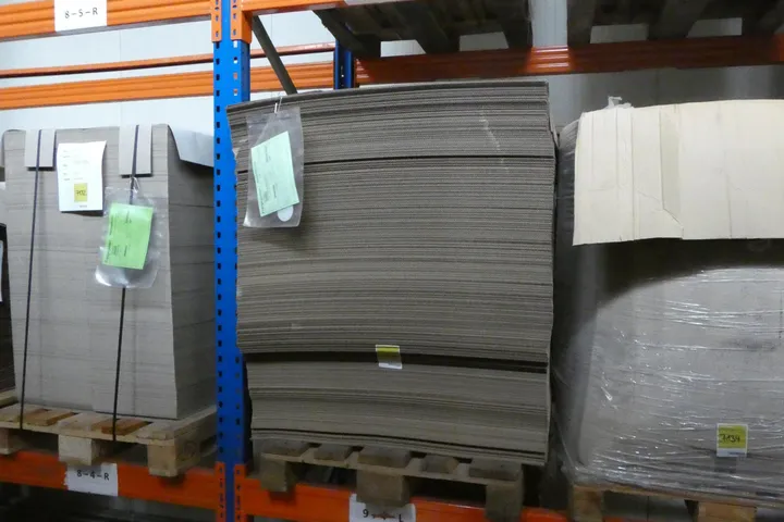 Konvolut Zuschnitt B-Welle braun 1120x920 beidseitig Schrenz Umfang: Palette mit Inhalt